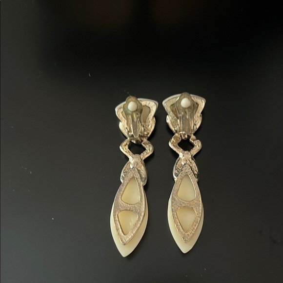 Vintage Elegant Gold and Cream Earrings - Picture 2 of 2